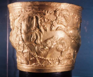 Bägare, föreställande fångsten av en vild tjur, funnen i Vaphios kungliga grav, Sparta, sent minoiska I, ca 1500 f.Kr. (guld) (se även 148823)